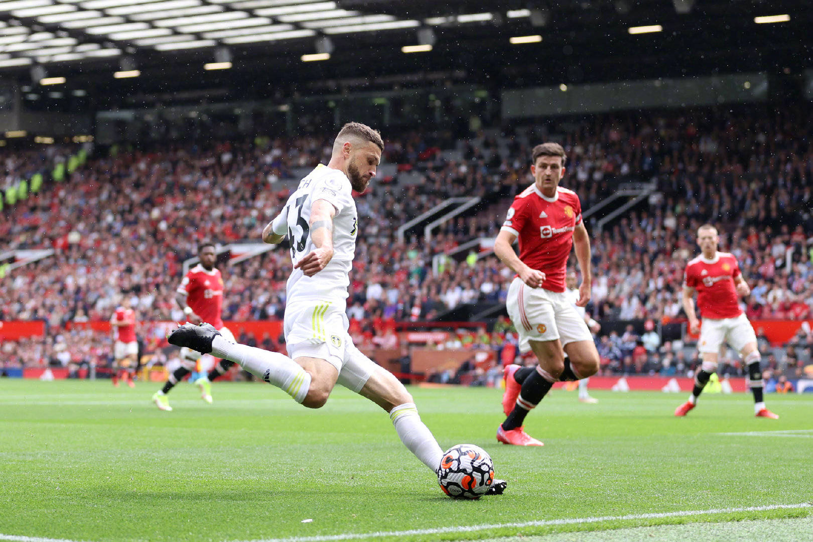 因伤退出世俱杯的帕瓦尔去玩了板式网球，并被朋友发至社媒.