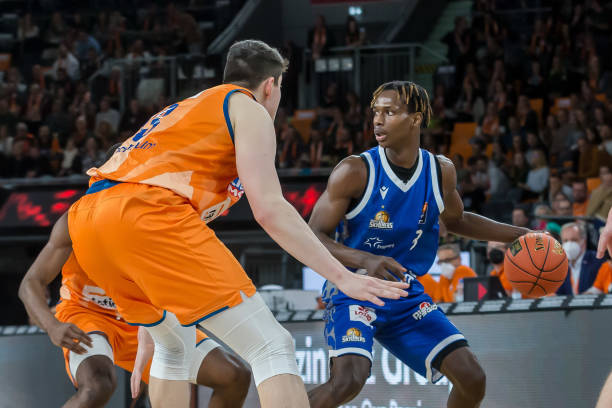 一个可资借 一个可资借