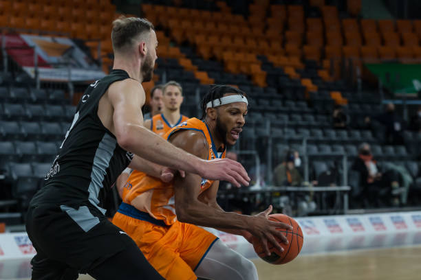 记者：拜仁仍在商谈引进雅克松，球员表示愿意加盟